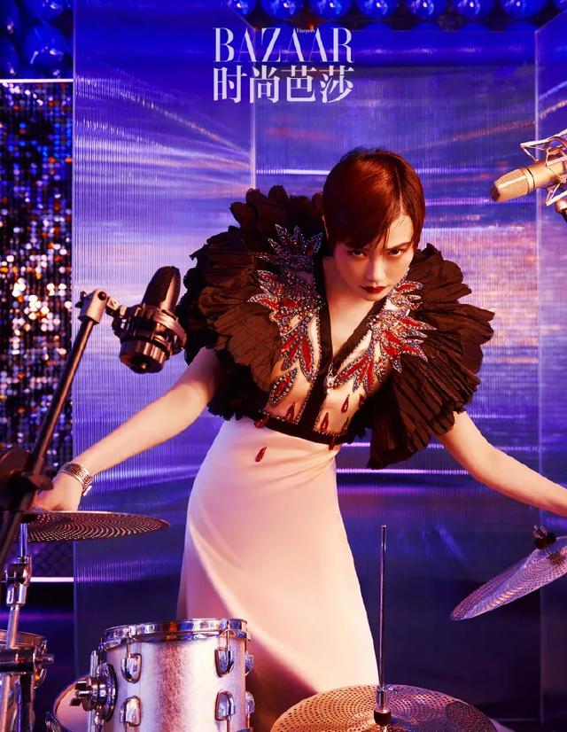 李宇春女装图片，李宇春穿搭卫衣（时尚大片红黑榜）