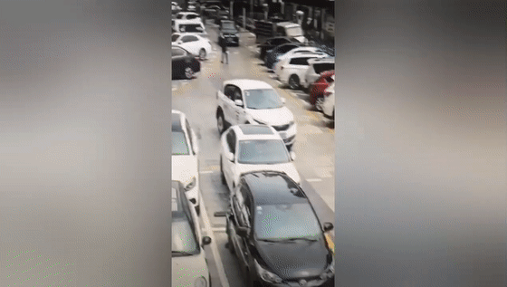 共享车司机倒车疏忽，男子租共享汽车跑黑车这下惨了
