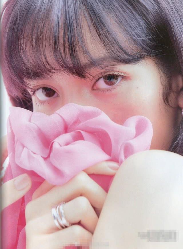 Lisa畫報照更新，穿暈染「皮膚衣」時尚吸睛，醉酒妝更是甜酥網友 娛樂八卦吃瓜 第8张