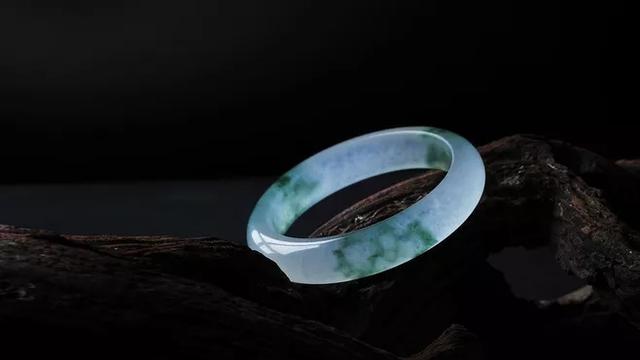 女人戴玉镯的禁忌，玉手镯佩戴有什么讲究和禁忌