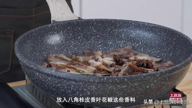 家庭烤羊排的做法，家庭版烤羊排做法味道太鲜美了（皮酥肉嫩的家庭版烤羊排）