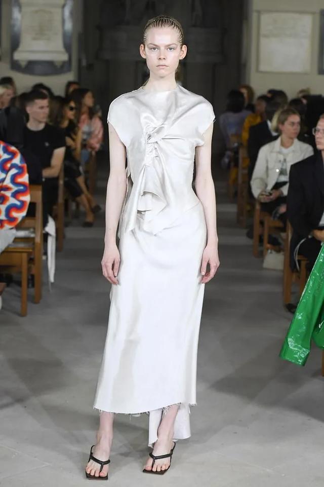 今年夏季流行哪款凉鞋，今年夏天超流行的3类凉鞋