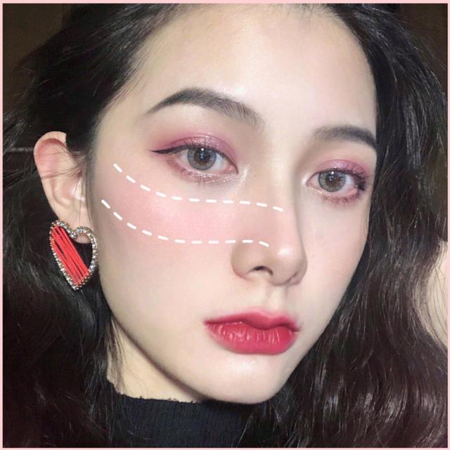 腮红的正确打法，怎么擦腮红打腮红的基础三个步骤（学会腮红打法，妆后颜值翻倍）