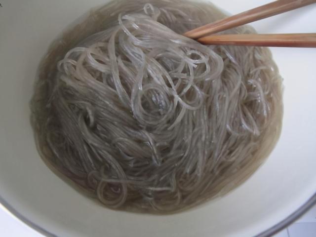 白菜炒粉条的做法最正宗的做法，大白菜炒粉条这么做