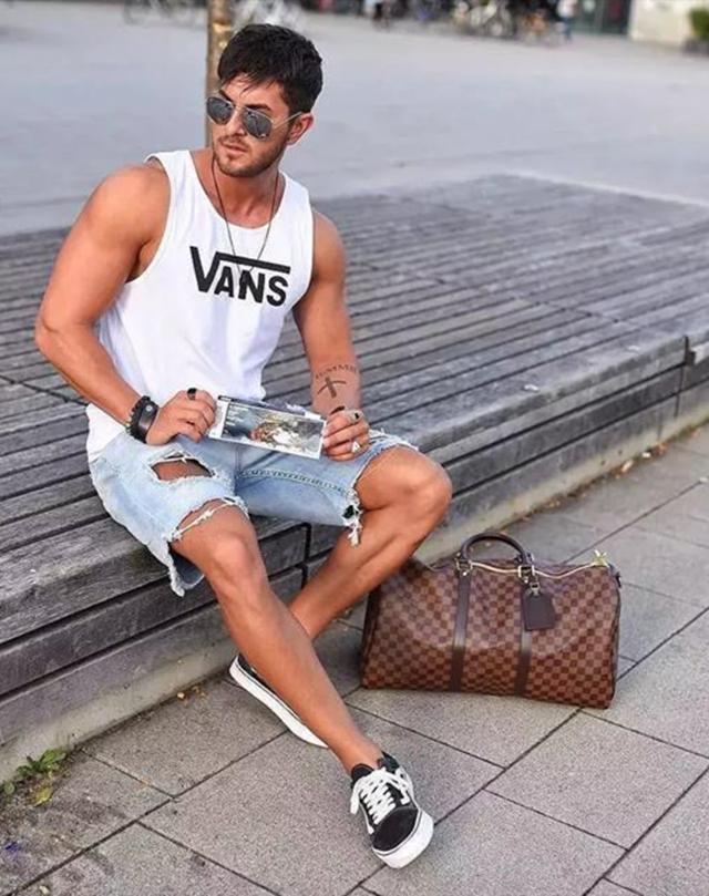 男士超级短裤怎么穿，一双长袜子不能少