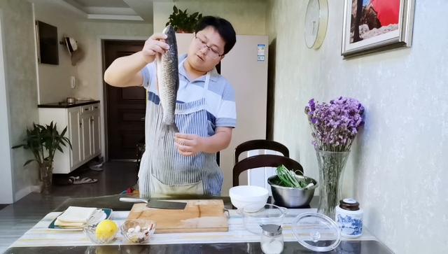 美食制作柠檬鱼，比清蒸鲈鱼还好吃的柠檬鱼