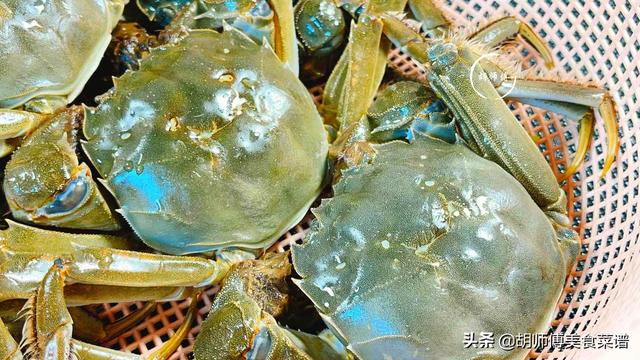 大闸蟹怎么处理，内行人从来不买这3种（正确处理熟螃蟹的方法）