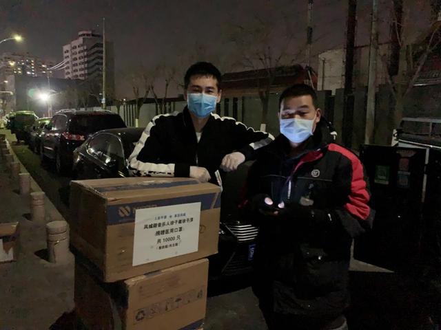 歌手徐子崴简介，平日里不仅给爷爷亲手搓澡还亲自给爷爷剃头