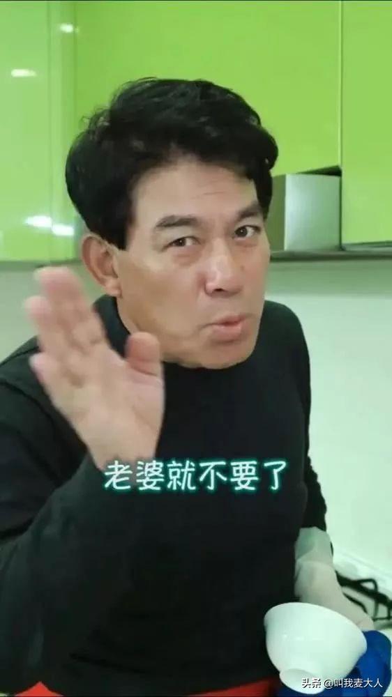 朱时茂春晚最新消息，与旗袍美女饮酒红光满面