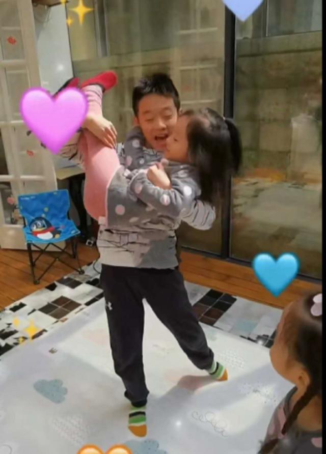 杨云晒三宝贝近照，10岁杨阳洋公主抱妹妹