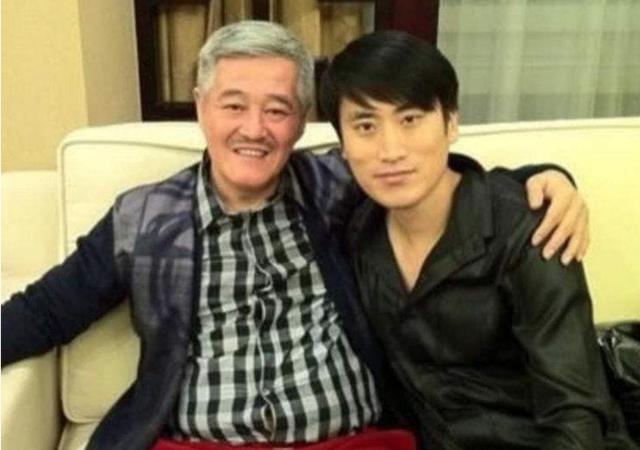 赵玉田扮演者吴云飞的老婆是谁，父亲是赵本山兄弟