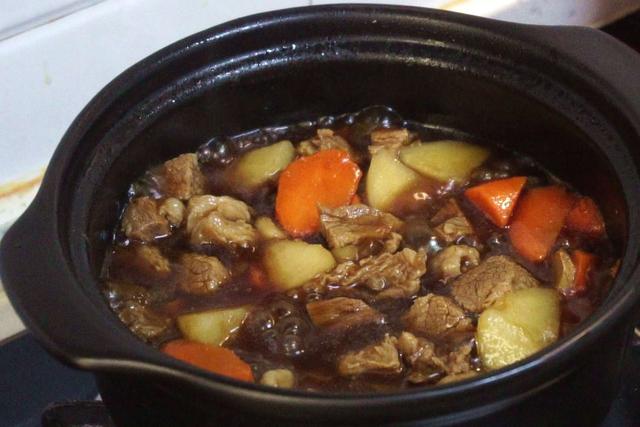 煮肉什么时候放盐，炖牛肉放盐什么时候合适（不管炖啥肉不要提前放盐）