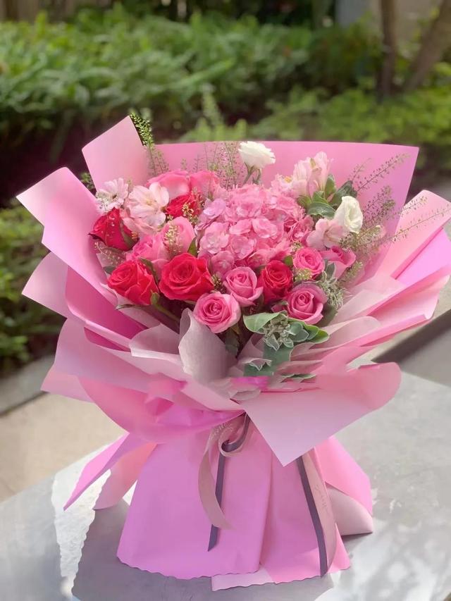 好看的红色玫瑰花束，打动女友的8种红色花朵