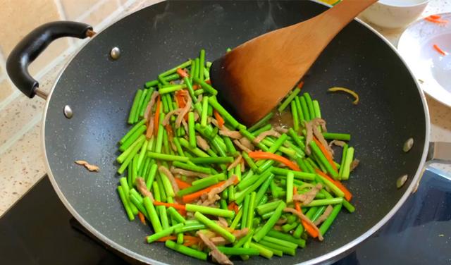 蒜苔炒什么好吃，炒蒜苔的十种做法（这道豆瓣五花肉炒蒜苔发到朋友圈）