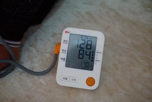 欧姆龙血压计哪款好，欧姆龙电子血压计哪款适合家用（欧姆龙、鱼跃、健之康等25款样品综合表现突出）