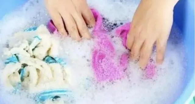 洗衣服弄脏了怎么洗，只需最简单的材料清洗