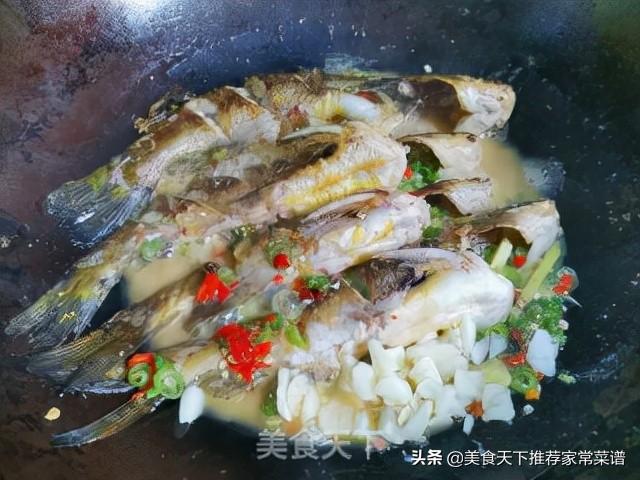 黄鸭叫最好吃的做法，用烧热的药膳油再将鱼烫熟