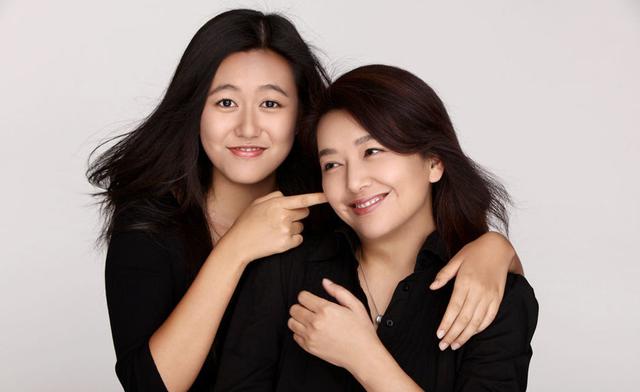 40岁江珊近照，同样51岁的徐帆和江珊