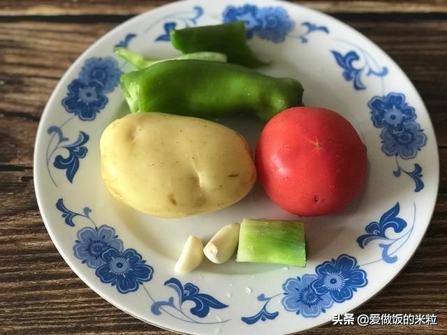 尖椒土豆片儿怎么炒的，家常的做法饭店的味道