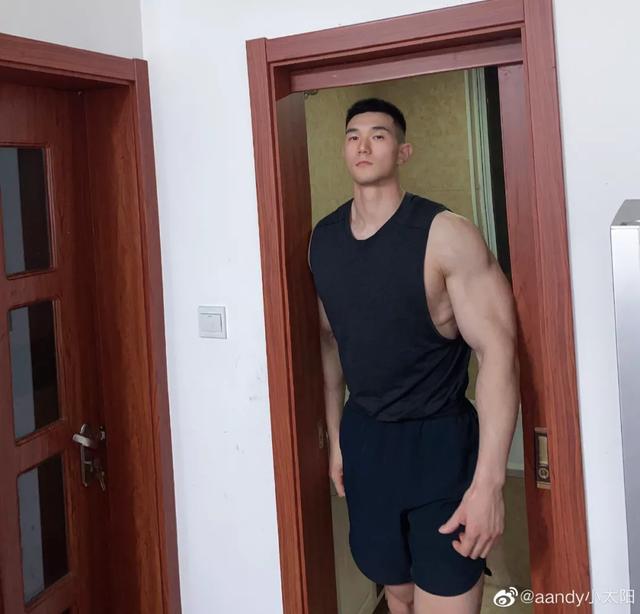 193公分的巨無霸肌肉男，看完身材，網友直呼：沒對象的我酸了 健身減肥達人 第9张