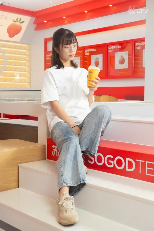 新场街茶屿水果茶，超巨型红色水果茶城堡