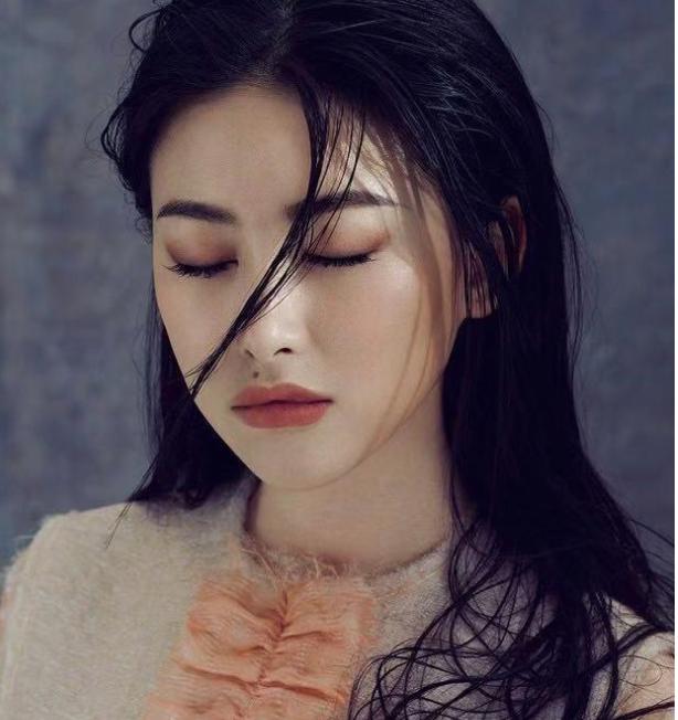 出身显赫资源顶流美艳惊人的朱珠，朱珠现状（连续10年入选全球百美的女人）