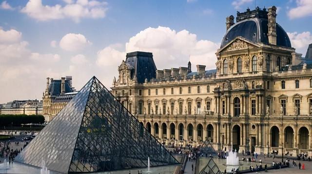 路易城堡卢浮宫，雄伟威严的卢浮宫