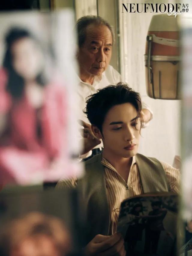 李宇春女装图片，李宇春穿搭卫衣（时尚大片红黑榜）