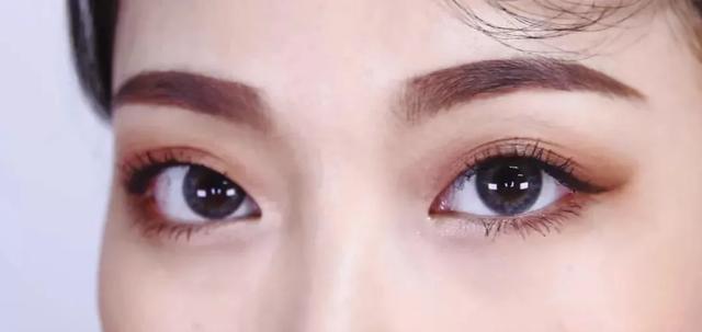 单眼皮怎么画眼影，单眼皮怎样画眼妆简单又漂亮