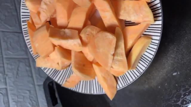 拔丝地瓜熬糖技巧，拔丝地瓜熬糖不粘牙诀窍（是因为你少了这重要一步）