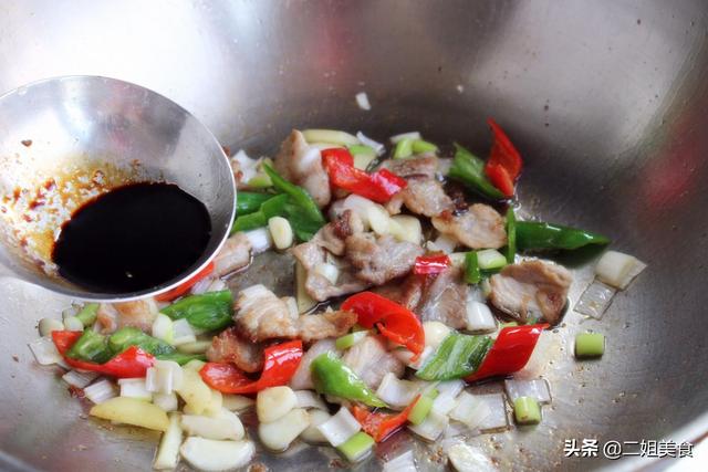 土豆片怎么炒才好吃，土豆片怎么炒才好吃又脆又好看（炒土豆条）