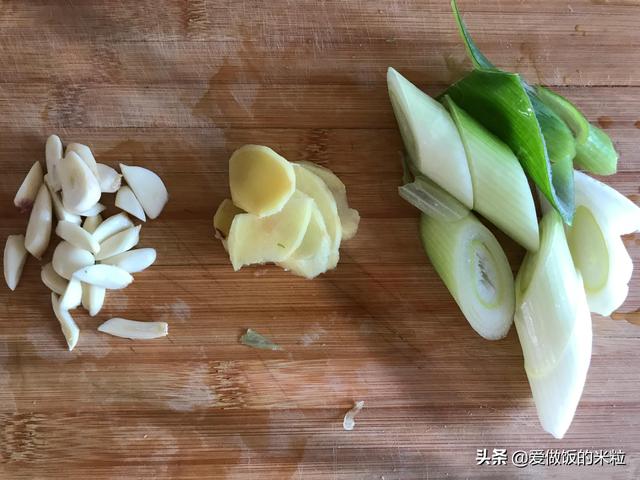 家常炖鲢鱼怎么做好吃，这样炖鱼不粘锅