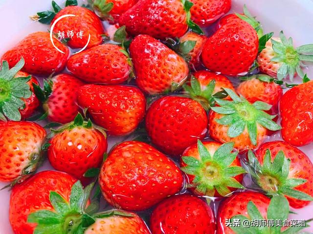 草莓用小苏打洗还是盐，洗草莓为什么要用盐水
