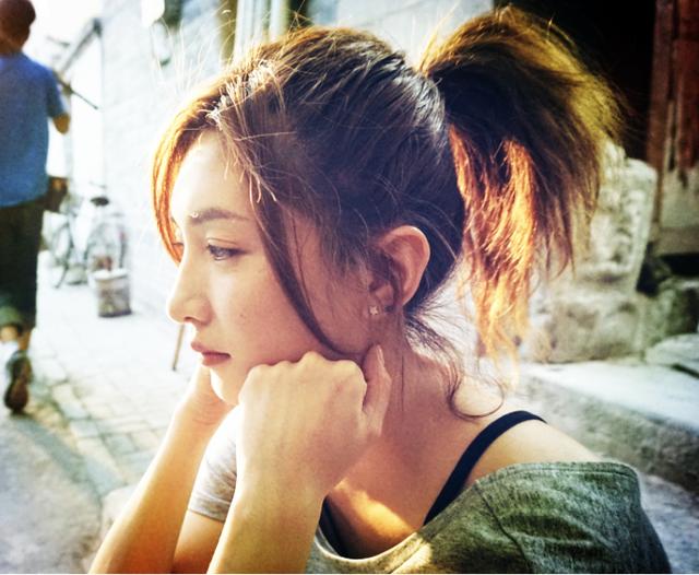 江疏影跟胡歌合照素颜，三十而已江疏影坎坷感情史