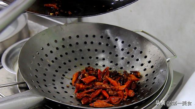 水煮肉片正宗做法，美味又好吃的水煮肉片教程（舌尖火辣比毛血旺过瘾）