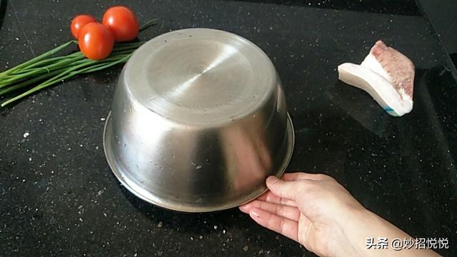 猪肉解冻最快的方法，怎样解冻猪肉时间短速度快（10分钟快速解冻猪肉的方法）