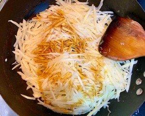 韭菜炒土豆丝的家常做法窍门，家常素菜菜谱土豆丝炒韭菜