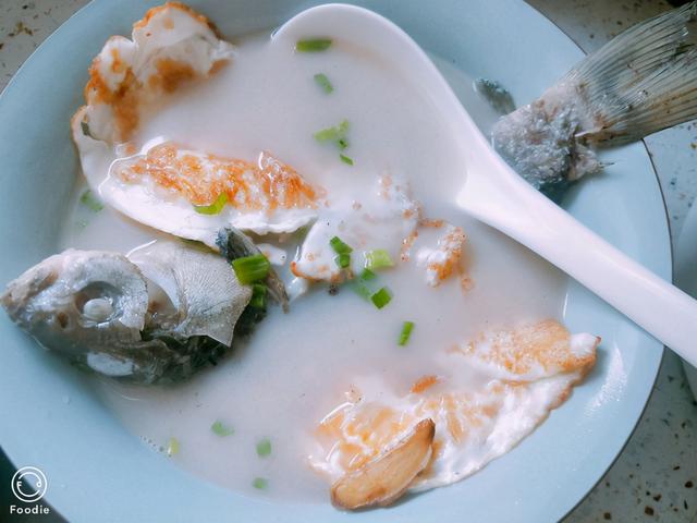 鱼汤怎么炖才最正确，炖鱼汤牢记2加2不加