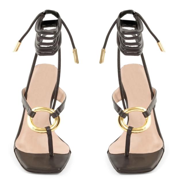 细跟的高跟鞋穿搭，今年的时髦高跟鞋都在这儿了