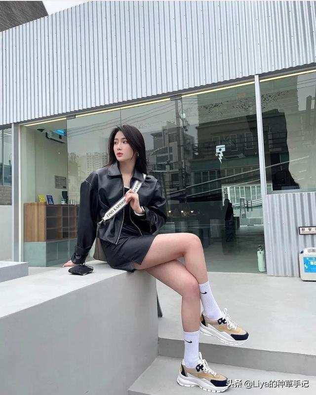 当下流行穿搭风格，打扮得简单干净大气