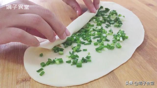 葱油饼的制作方法，如何制作葱油饼又软又好吃（葱油饼最简单的懒人做法）