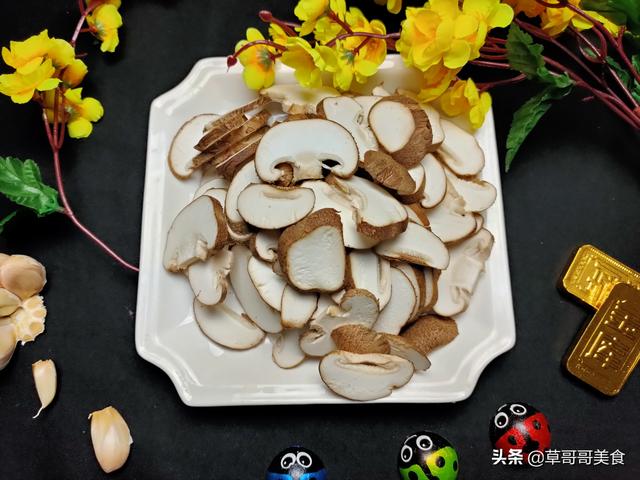 香菇炒肉怎么炒好吃，香菇怎么炒肉好吃又嫩（厨师长分享香菇肉片正确做法）