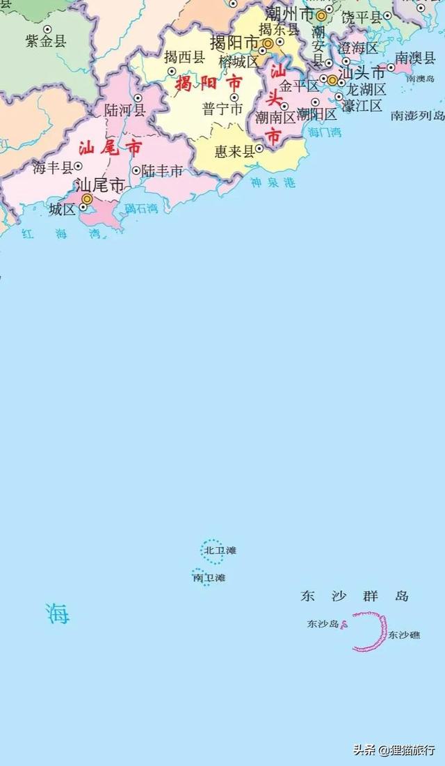 东沙群岛位于万山群岛以东，东沙群岛主要岛屿