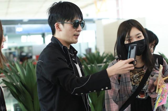 有人骂王思聪吗，被王思聪置顶辱骂三年的男人