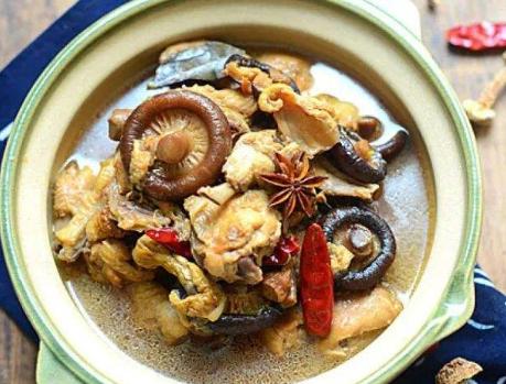 大厨教你香菇炖鸡家常做法，东北名菜小鸡炖蘑菇