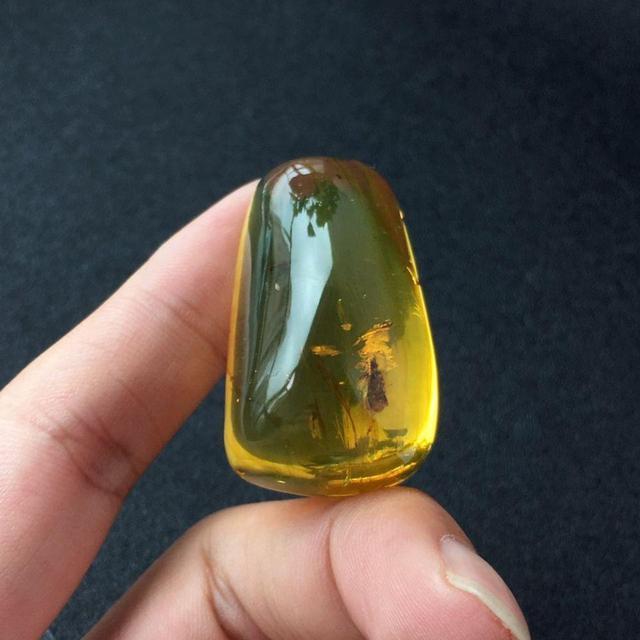 蜜蜡和琥珀的区别，蜜蜡和琥珀最简单的区别