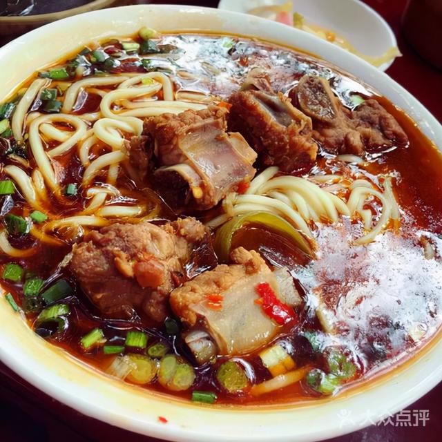 排骨面正宗的做法，家常排骨面制作过程