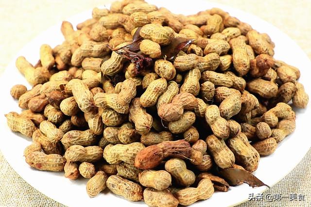 做水煮花生只放盐做错了，水煮五香花生正确做法