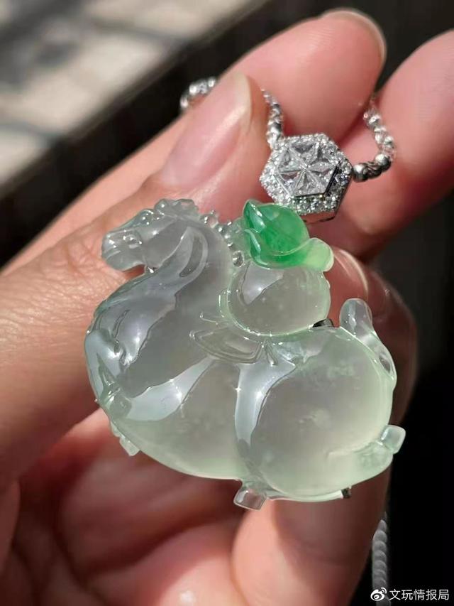 直播间的翡翠为啥便宜，为何直播间的翡翠这么便宜（翡翠直播间的低价套路，怎么看）