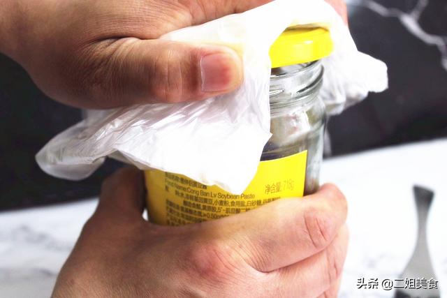 如何打开罐头瓶盖，如何正确轻松的打开罐头的盖子（轻松打开罐头盖子）